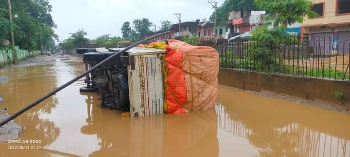 geekrabi's tweet photo. Who will care for Barpali. @CMO_Odisha, @SecyChief @MoSarkar5T to introspect.
Today there was third accident at #BarpaliOverbridge within 5days time. Are we counting numbers? https://t.co/TdE9n7odHb