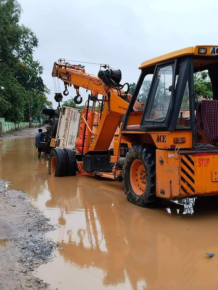 geekrabi's tweet photo. Who will care for Barpali. @CMO_Odisha, @SecyChief @MoSarkar5T to introspect.
Today there was third accident at #BarpaliOverbridge within 5days time. Are we counting numbers? https://t.co/TdE9n7odHb