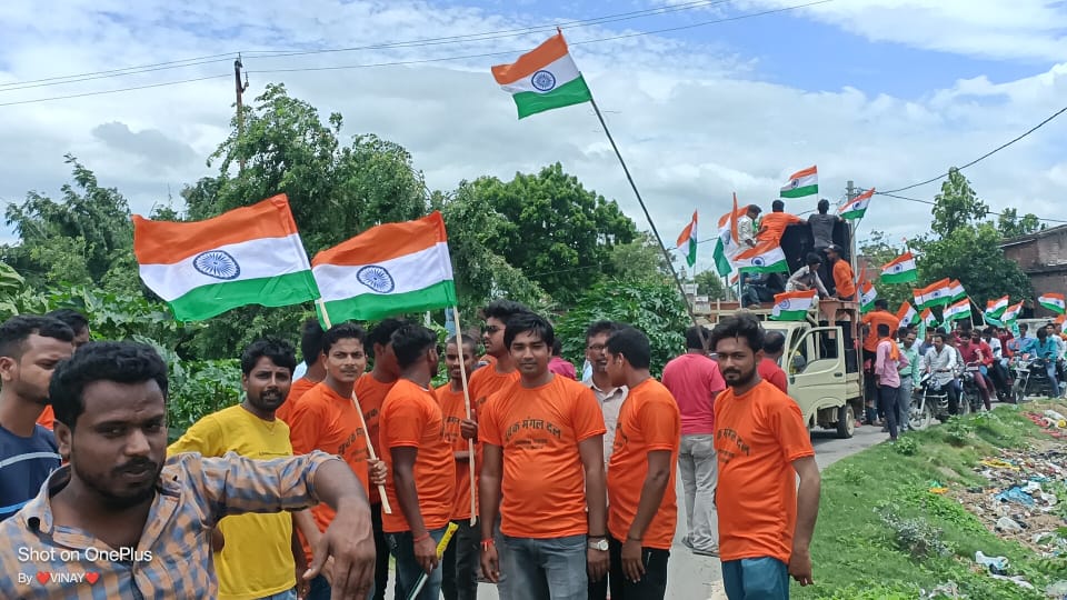 #आज़ादी_का_अमृत_महोत्सव एवं #स्वतंत्रता_दिवस_2022 के अवसर  युवक मंगल दल ग्राम सभा लखिमा थरुआ द्वारा प्रभात फेरी रैली निकाला गया रैली का शुभारंभ अशोक पटेल #पूर्व_प्रधान द्वारा किया  गया इस मौके पर आफताब आलम( युवक मंगल दल अध्यक्ष) नरसिंह पटेल, आदि मौजूद रहें।