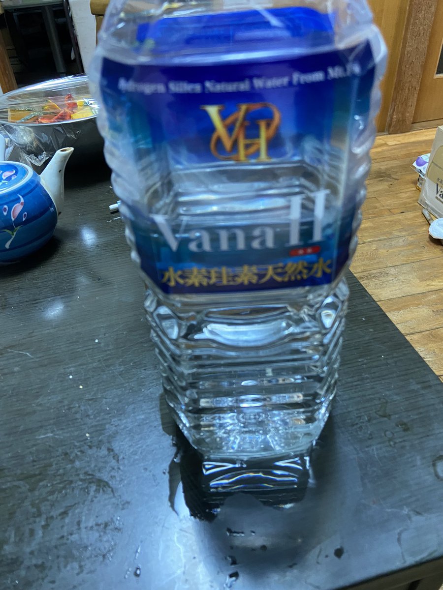 OOXMQxPweGVWFAk's tweet photo. 離れて住む父親の家にあった胡散臭い水。
調べてみると何やらマルチ商法紛いなとんでもない���社のようだ。
もともと陰謀論にハマっている人なので何を言っても聞く耳持たずの状態。
全財産をつぎ込むらしい、、、
ここまで来るとさすがにショックです。
#vanaH
#悪徳商法 https://t.co/bMzoz7oTN5