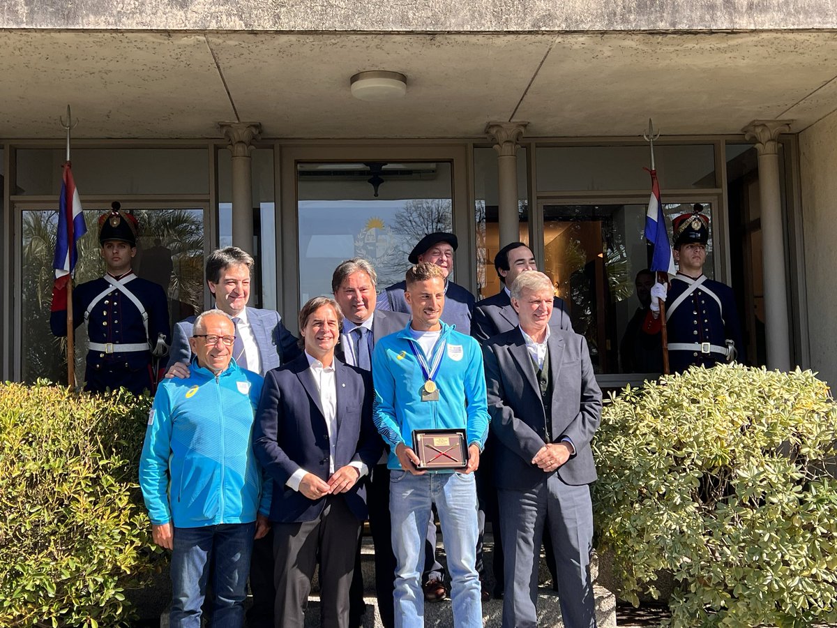 LuisLacallePou's tweet photo. Nos reunimos con el campeón mundial de remo @felipekluver_07, una muy buena instancia para conversar sobre su experiencia en el mundial de Italia y el deporte nacional. https://t.co/S1fYSAodlu