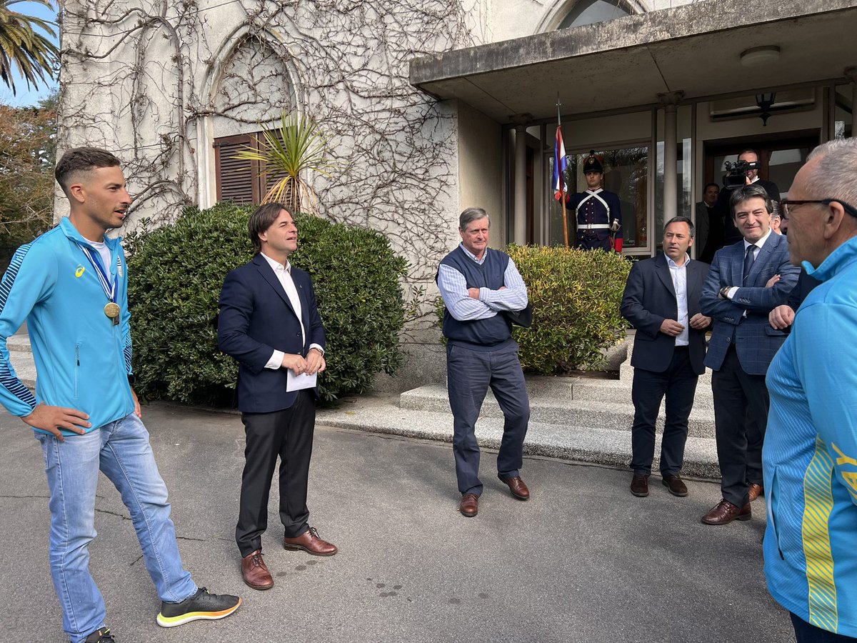 LuisLacallePou's tweet photo. Nos reunimos con el campeón mundial de remo @felipekluver_07, una muy buena instancia para conversar sobre su experiencia en el mundial de Italia y el deporte nacional. https://t.co/S1fYSAodlu