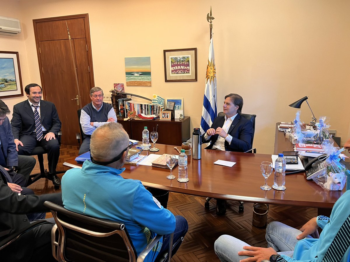 LuisLacallePou's tweet photo. Nos reunimos con el campeón mundial de remo @felipekluver_07, una muy buena instancia para conversar sobre su experiencia en el mundial de Italia y el deporte nacional. https://t.co/S1fYSAodlu