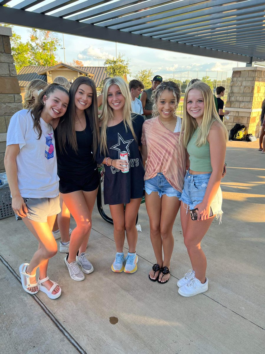 LeachLondyn's tweet photo. First FCA meeting of the year✝️ 250 @Birdville_High students coming together for fellowship💛💚 Cant wait to see God’s work this year🙏⚽️ #futurechristainathlete #startingtheyearoffright #junioryear https://t.co/61WavqqLeG