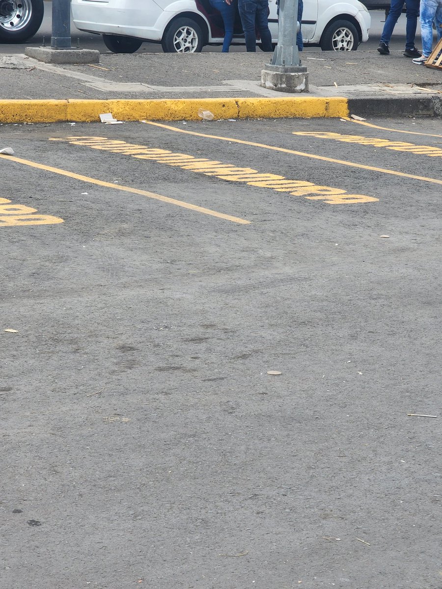 En lugar de andar cobrando de mas porque la coordinadora de la <a href="/CdeAbastoCDMX/">Central de Abasto CDMX</a> quiere mas dinero pero eso si quitaron seguridad, antes en cada pasillo habia 1 policia y las calles muy arregladas no estan <a href="/AztecaNoticias/">Fuerza Informativa Azteca</a> <a href="/NTelevisa/">Noticieros Televisa</a> <a href="/NoticiasImagen/">Imagen Información</a>