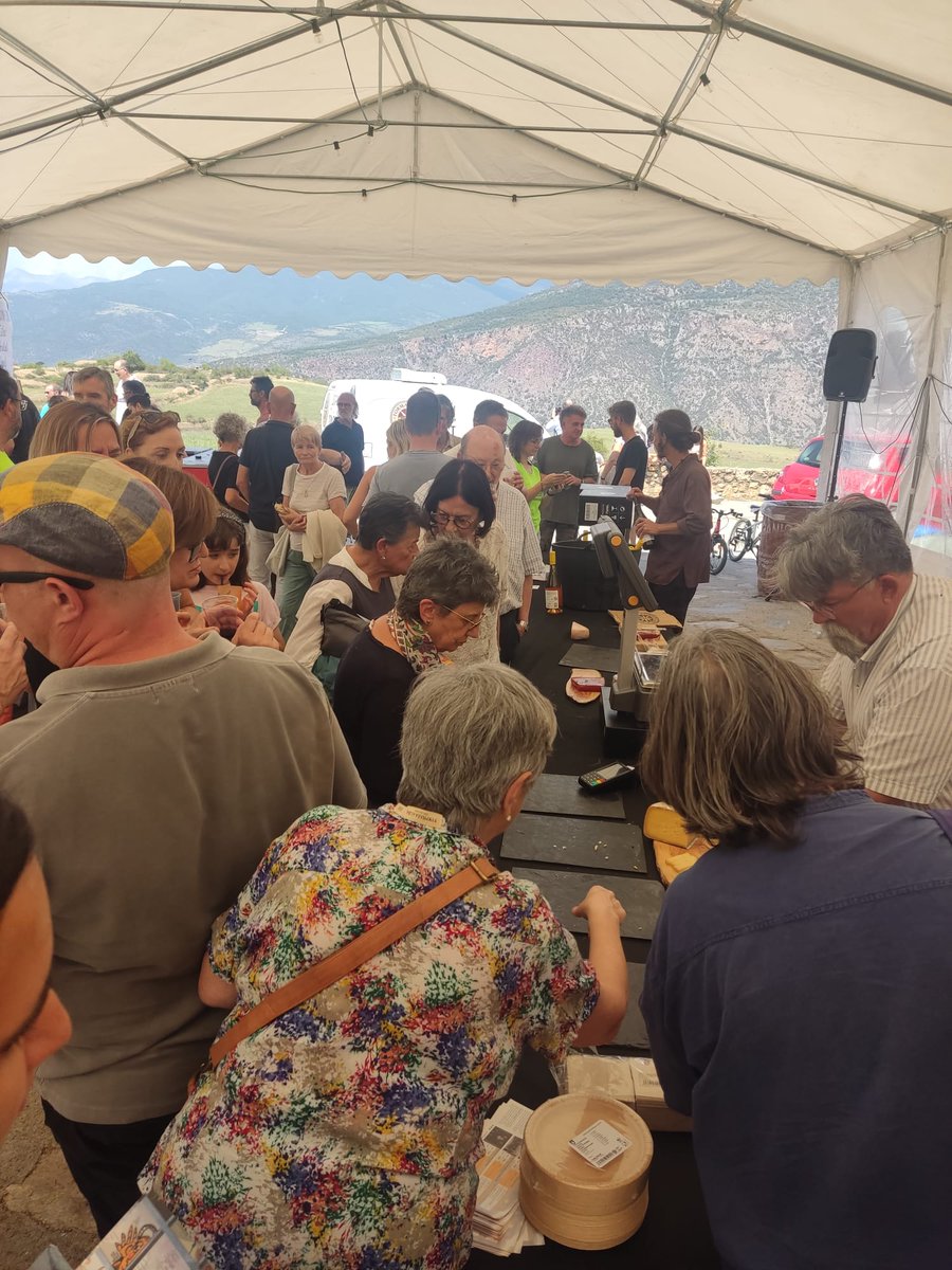 Festival_FeMAP's tweet photo. Gràcies #VilanovadeBanat i #ArmoníaConcertada! 
Aquí teniu un recull del que ha estat l'últim #ConcertambGust del #FeMAP2022 📸🎶
Amb @solanaroivert i #formatgesmasderoles 🍷🧀 https://t.co/FQUbC60Qqu