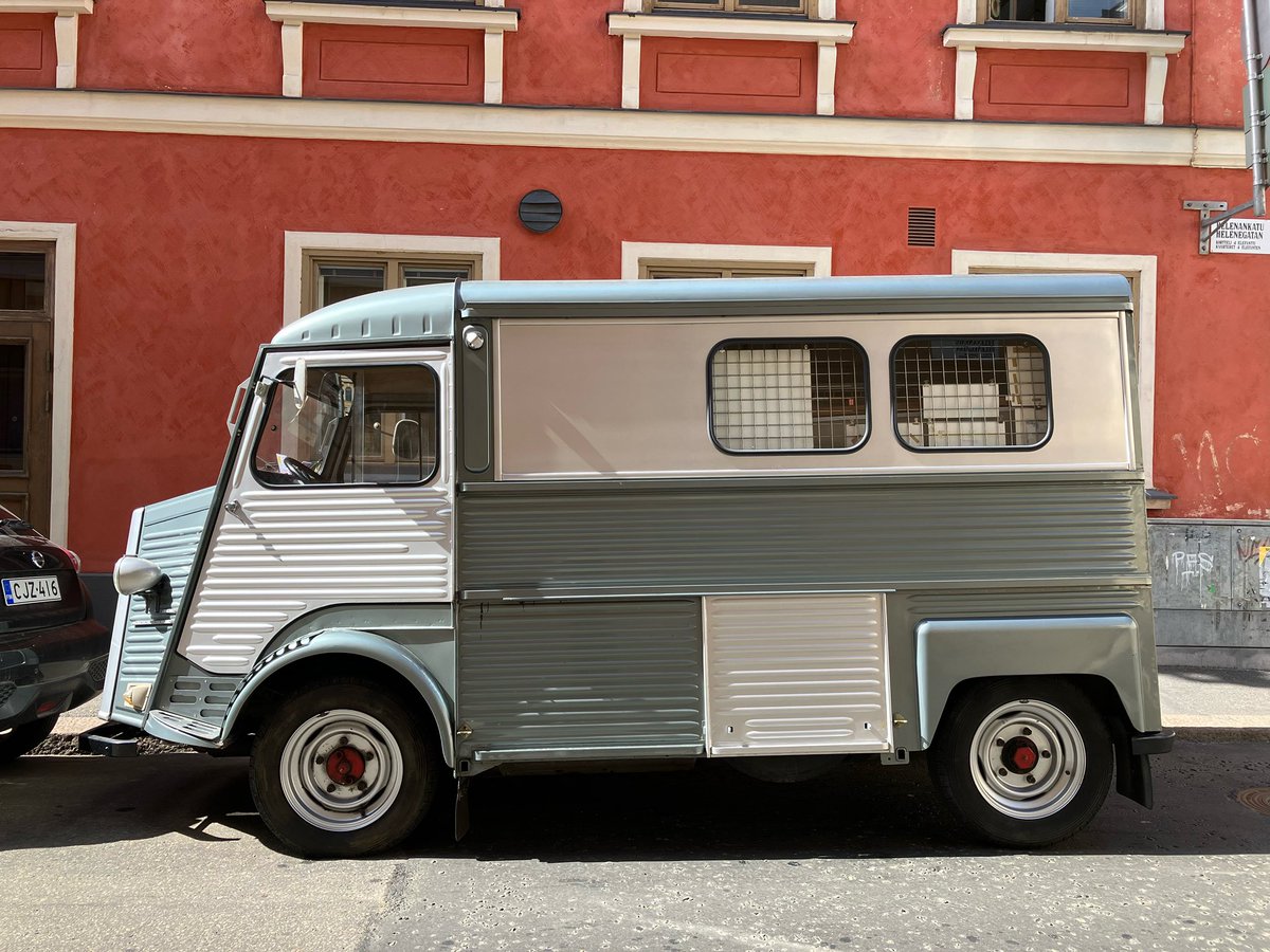 GordonlKnight's tweet photo. Spotted in #Helsinki today
#citroen #cycling #sagwagon https://t.co/RfemsGnow8
