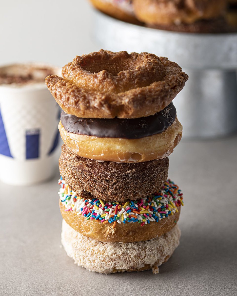 FreddiesOn31st's tweet photo. get your Monday morning pick me up, delivered @lavazzausa @doritedonuts @freddieson31st #chicagostyle #chicagostylegrub #chicagocollab https://t.co/rlj8OVpZDb