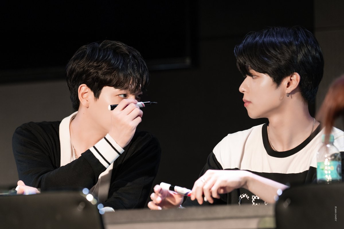 plumcandy04's tweet photo. 220730 ‘Summer for you’ 팬사인회

#현욱 #한현욱 #HYUNUK 
#지안 #JIAHN
#인투잇 #IN2IT https://t.co/7vhF63kRsU