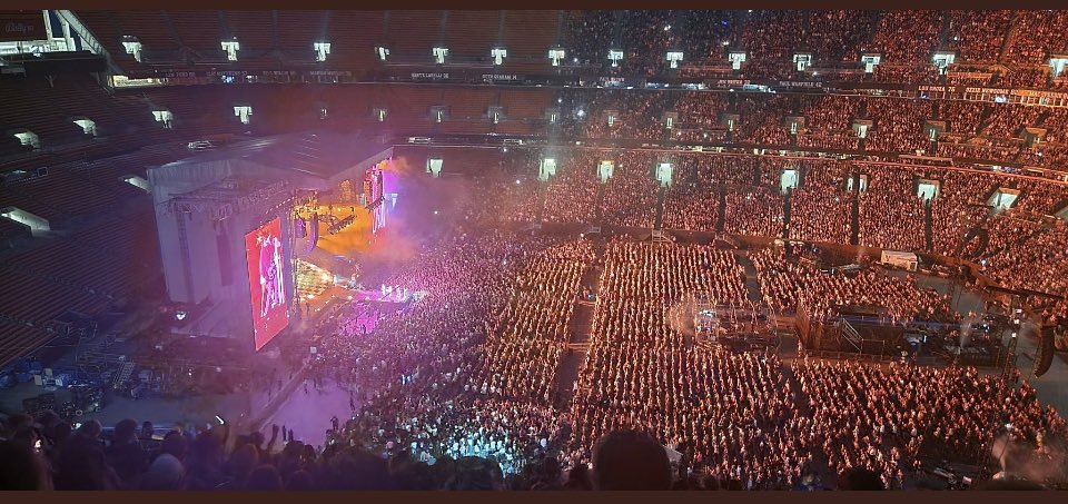hillybean1985's tweet photo. When your dreams become reality… I was barricade at a concert if 50000 other fans and end up with the band and like only 30 other people at 5am.  Best night of my life thank you Sophie!! https://t.co/6SfgVTIIsF