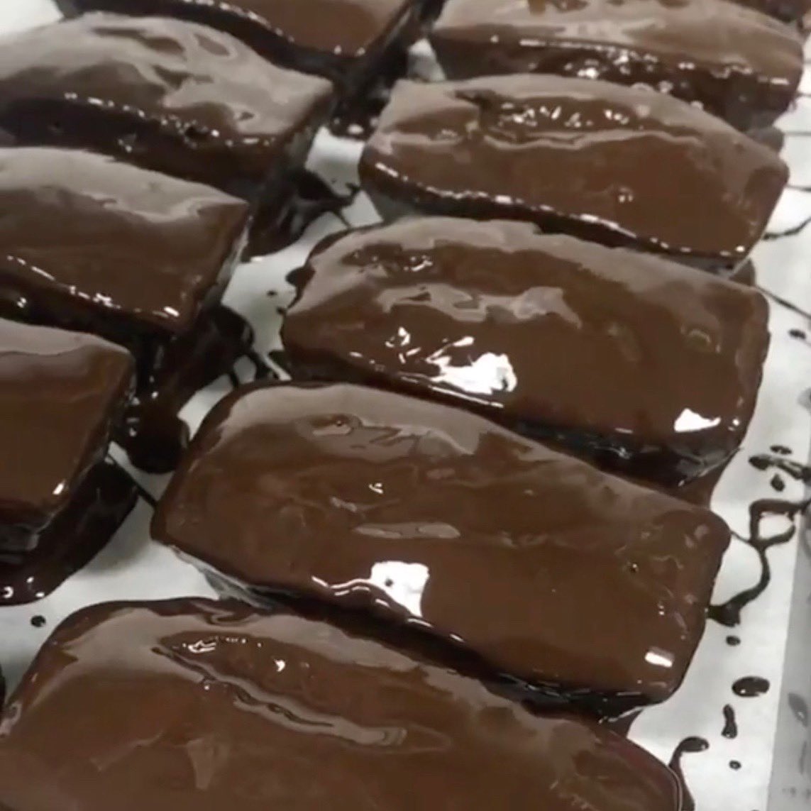 Our chocolate snack cakes know how to shine! ✨  #nycbakeries #chocolatedesserts #dessertdreams