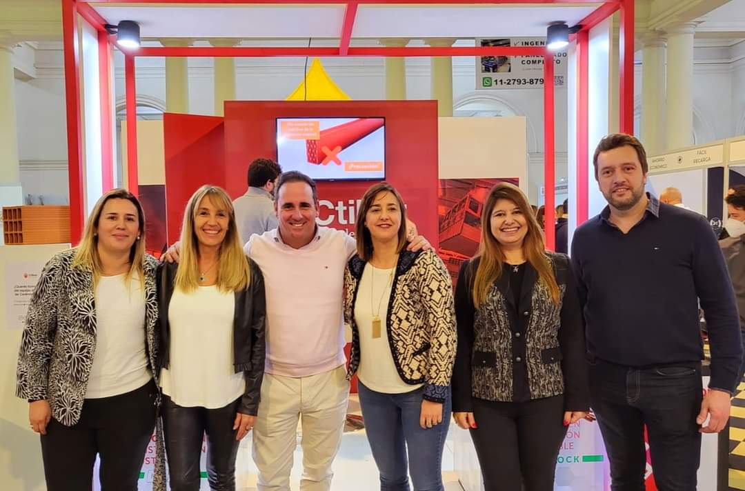 mauriciof_lp's tweet photo. El fin de semana, junto a @MauroPalummoOK, visitamos los stands de #LaPlataConstruye 🔨🪚

La construcción es uno d los grandes generadores d empleo y reactivador de la economía; el rubro necesita un horizonte claro q genere previsibilidad y q nos ayude a salir de la crisis 👷 https://t.co/hOUYxdHATL