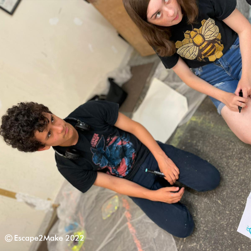 Escape2Make's tweet photo. #BannerMaking FREE workshops are progressing at a pace! Week 4 & there's only 1 festival banner left to make!
Thanks to #ChristineStanford & the young people, #Greenfestival2022 will be a celebration of colour as well as as celebration of creativity, community & the environment https://t.co/U02dRP9O2j