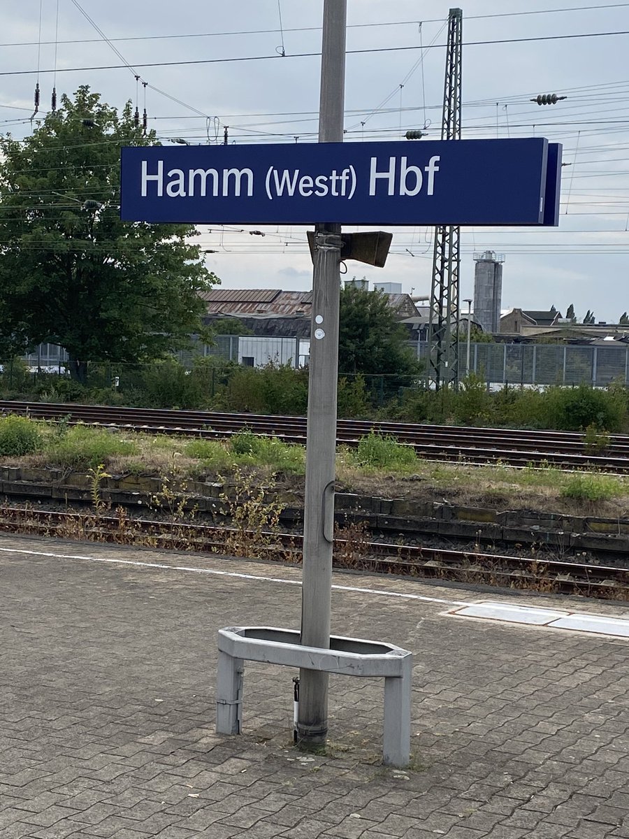 Arndt_Klocke's tweet photo. Liebe Bahn! Vier ICE-Fahrten in 14 Tagen von Berlin> Köln. Vier Mal eine Stunde Wartezeit in Hamm! Mal angeblich “Signalstörung”, dann “Böschungsbrandt”, einmal “Türstörung”, jetzt “Personen im Gleis”. Und man wundert sich, wenn Leute Innerdeutsch fliegen?!?🤷🏻‍♂️ @DB_Bahn @DB_Presse https://t.co/KJ3snltb1W