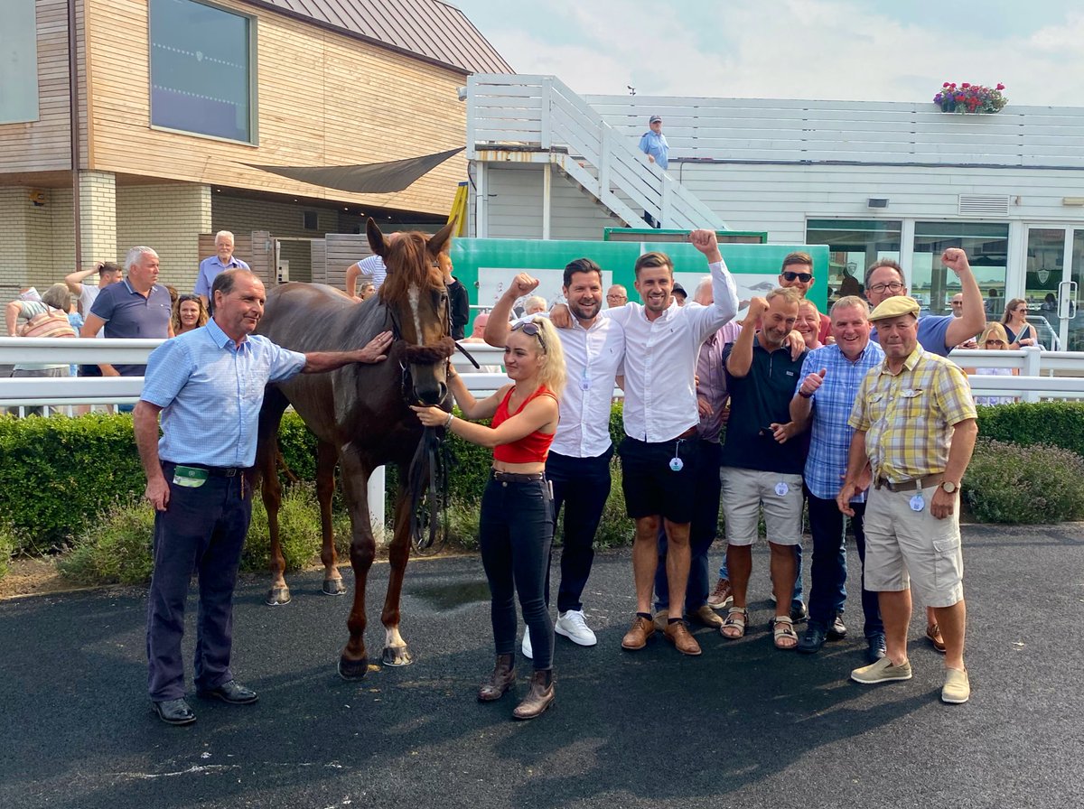 KEY LOOK  and <a href="/bazmchugh/">Barry McHugh</a> win division one of the Watch <a href="/RacingTV/">Racing TV</a> Now Handicap Stakes for Geoffrey Harker and <a href="/HolmfirthRacing/">holmfirth racing</a> 👏