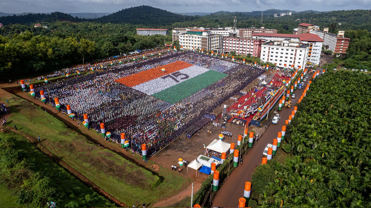 drmohanalva's tweet photo. 75th IndependenceDay celebration in Alvas Campus Moodubidire Mangalore Karnataka @CTRavi_BJP @myogiadityanath @myogioffice https://t.co/aryZnK6b7g