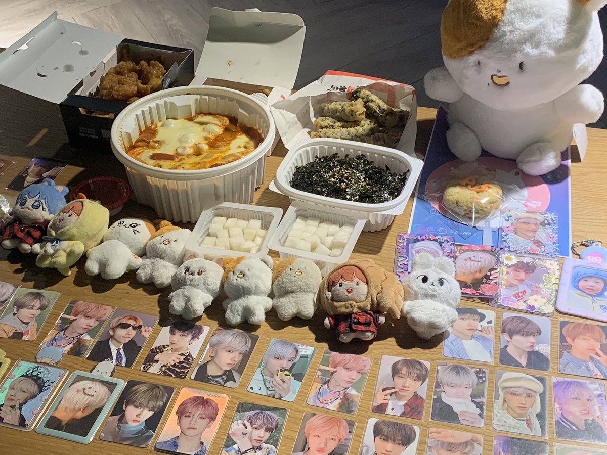 xxxx__them's tweet photo. 너므기요우우
집단. 지성군들
지성이 데뷔 6주년 파티 성공적,

@geumgyeguk 
@yudi0817 
@prismatic_21 
@ahae623
@hihiuni https://t.co/jUgmsC6LDx