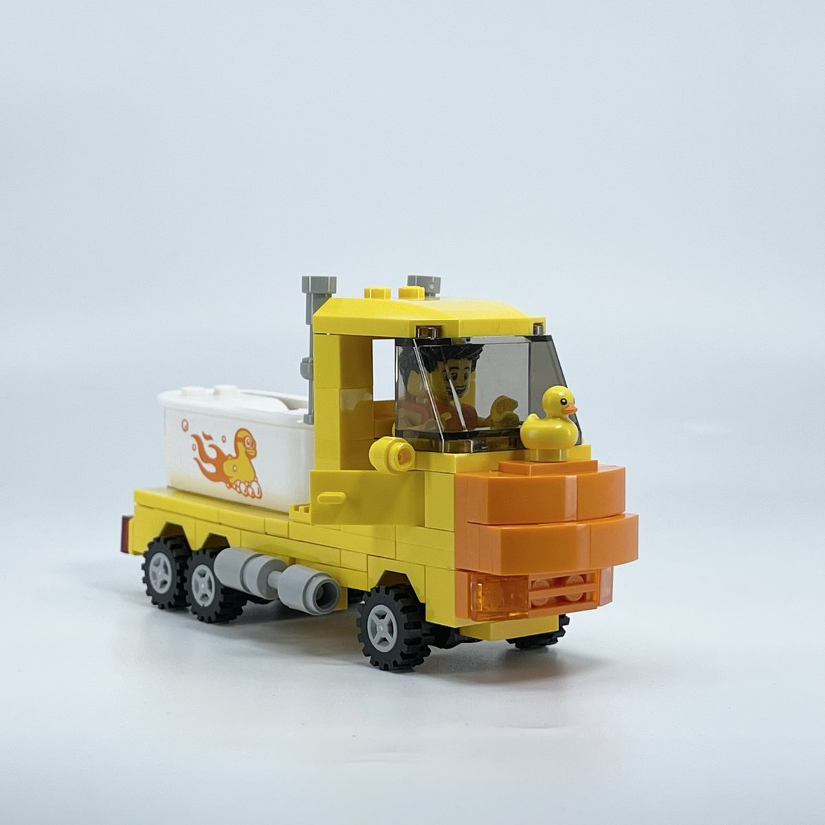 wallacechow2005's tweet photo. Duck truck #lego #legomoc https://t.co/GkvSjNewL4
