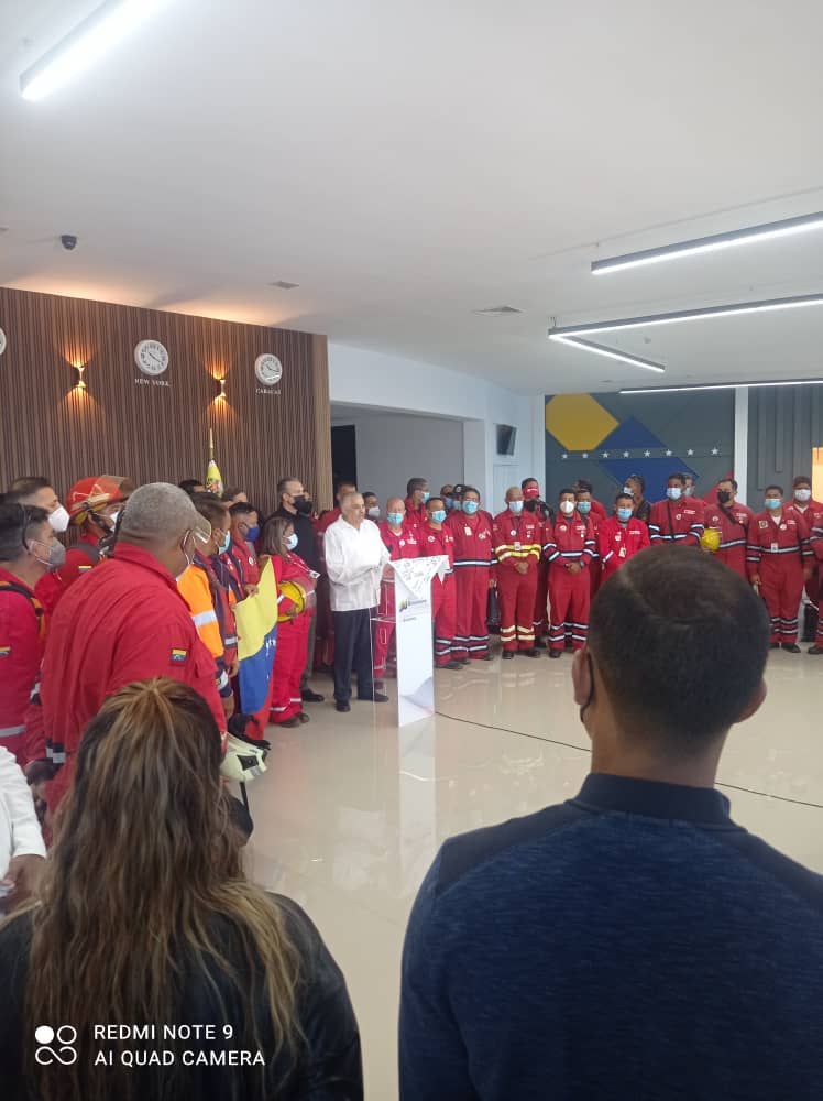 cubacooperaven's tweet photo. El Embajador de #Cuba en #Venezuela, @Dagober76504073, recibió a los héroes de la Patria de #Bolívar y #Chávez que ayudaron con valor a apagar el incendio en la base de Supertanqueros de #Matanzas; la Patria de #Fidel. 

¡Gracias valientes!

#CubaPorLaPaz #CubaPorLaVida https://t.co/IUHN7sRS90