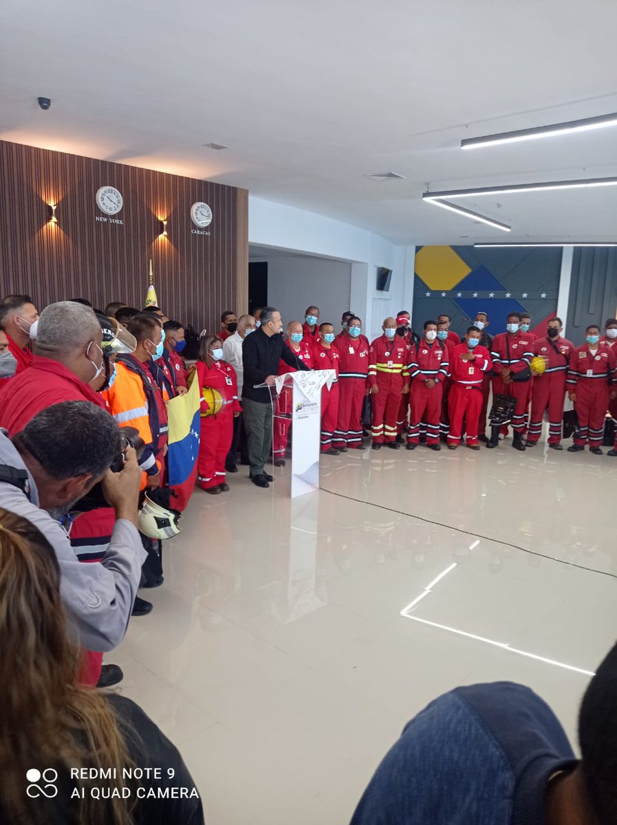 cubacooperaven's tweet photo. El Embajador de #Cuba en #Venezuela, @Dagober76504073, recibió a los héroes de la Patria de #Bolívar y #Chávez que ayudaron con valor a apagar el incendio en la base de Supertanqueros de #Matanzas; la Patria de #Fidel. 

¡Gracias valientes!

#CubaPorLaPaz #CubaPorLaVida https://t.co/IUHN7sRS90