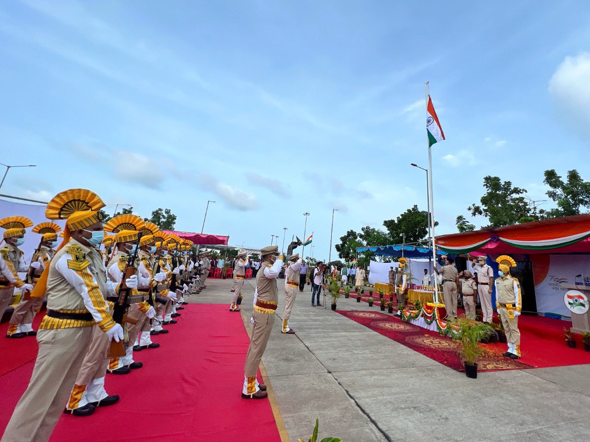 mlrairport's tweet photo. #IndependenceDay celebrations commenced at #MangaluruAirport with the Chief Guest hoisting the National Flag and CISF personnel giving Rashtriya Salute. Followed by a tribute to the martyrs, dog squad show, culture programme, among other activities at our #GatewayToGoodness. https://t.co/23VthmXOxh