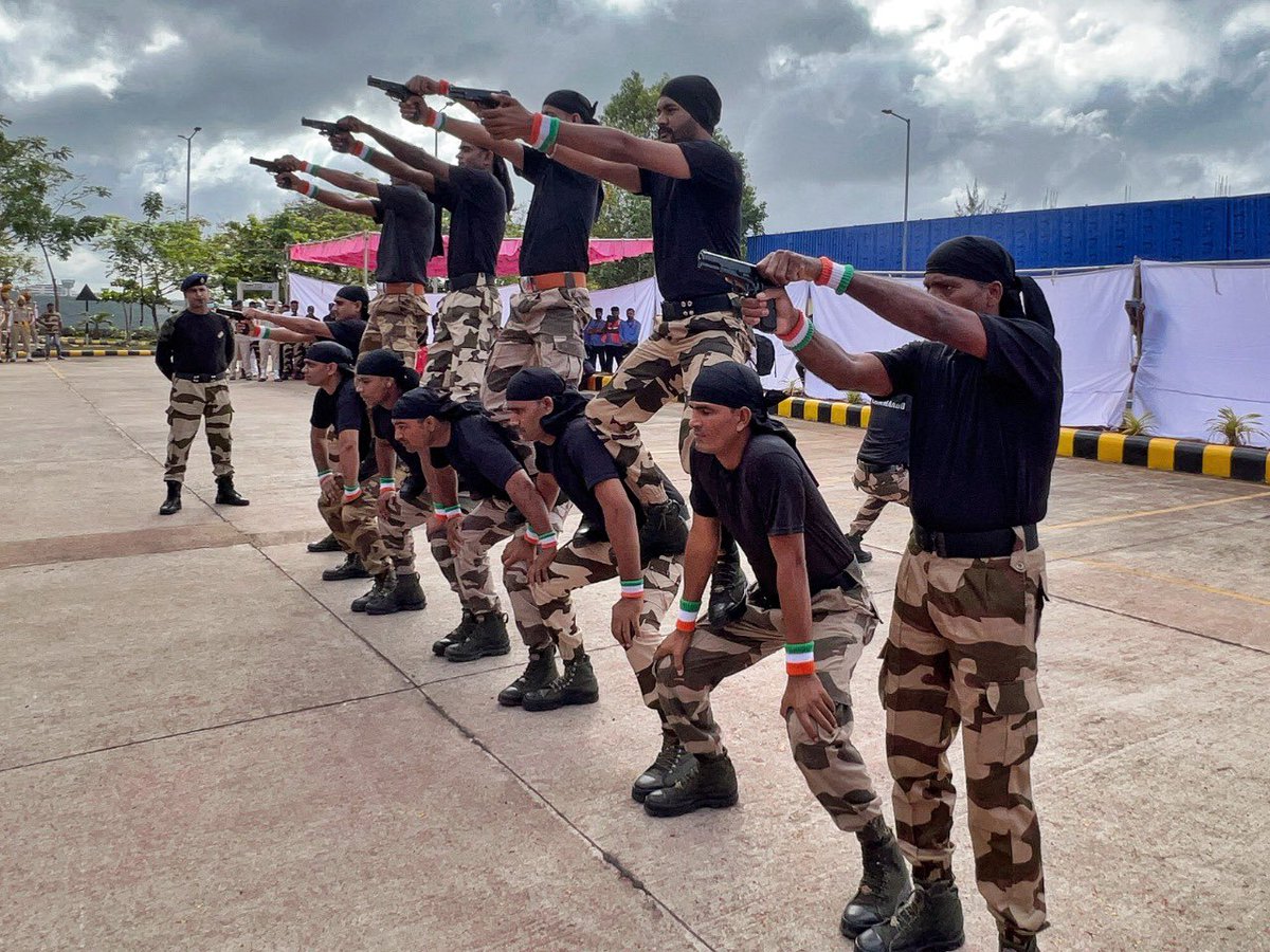 mlrairport's tweet photo. #IndependenceDay celebrations commenced at #MangaluruAirport with the Chief Guest hoisting the National Flag and CISF personnel giving Rashtriya Salute. Followed by a tribute to the martyrs, dog squad show, culture programme, among other activities at our #GatewayToGoodness. https://t.co/23VthmXOxh