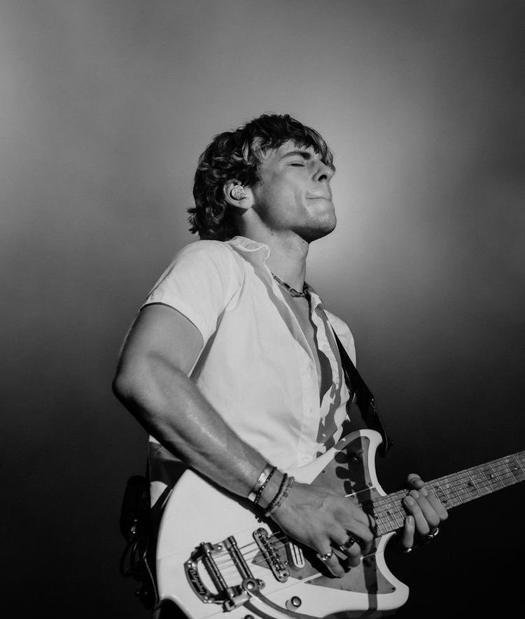 visualsross's tweet photo. ross lynch https://t.co/6OF5E7Ux5s