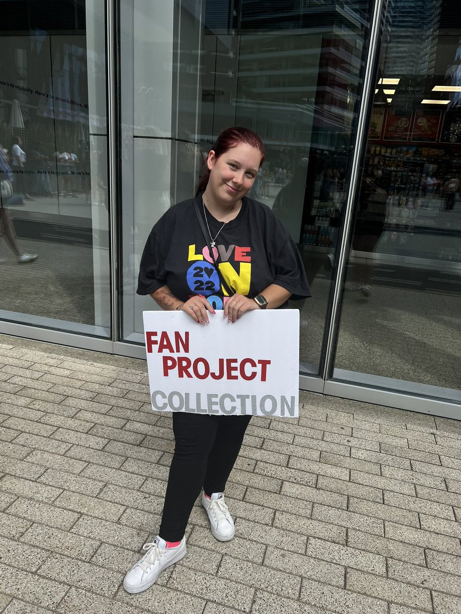 LAxDiaries's tweet photo. Come see us and grab some papers!!! #lottoronto #torontolot #harrystyles #loveontour @ScotiabankArena @VirginRadioTO @HSHQ @Harry_Styles @hsloutfits https://t.co/OJNAskbpyK