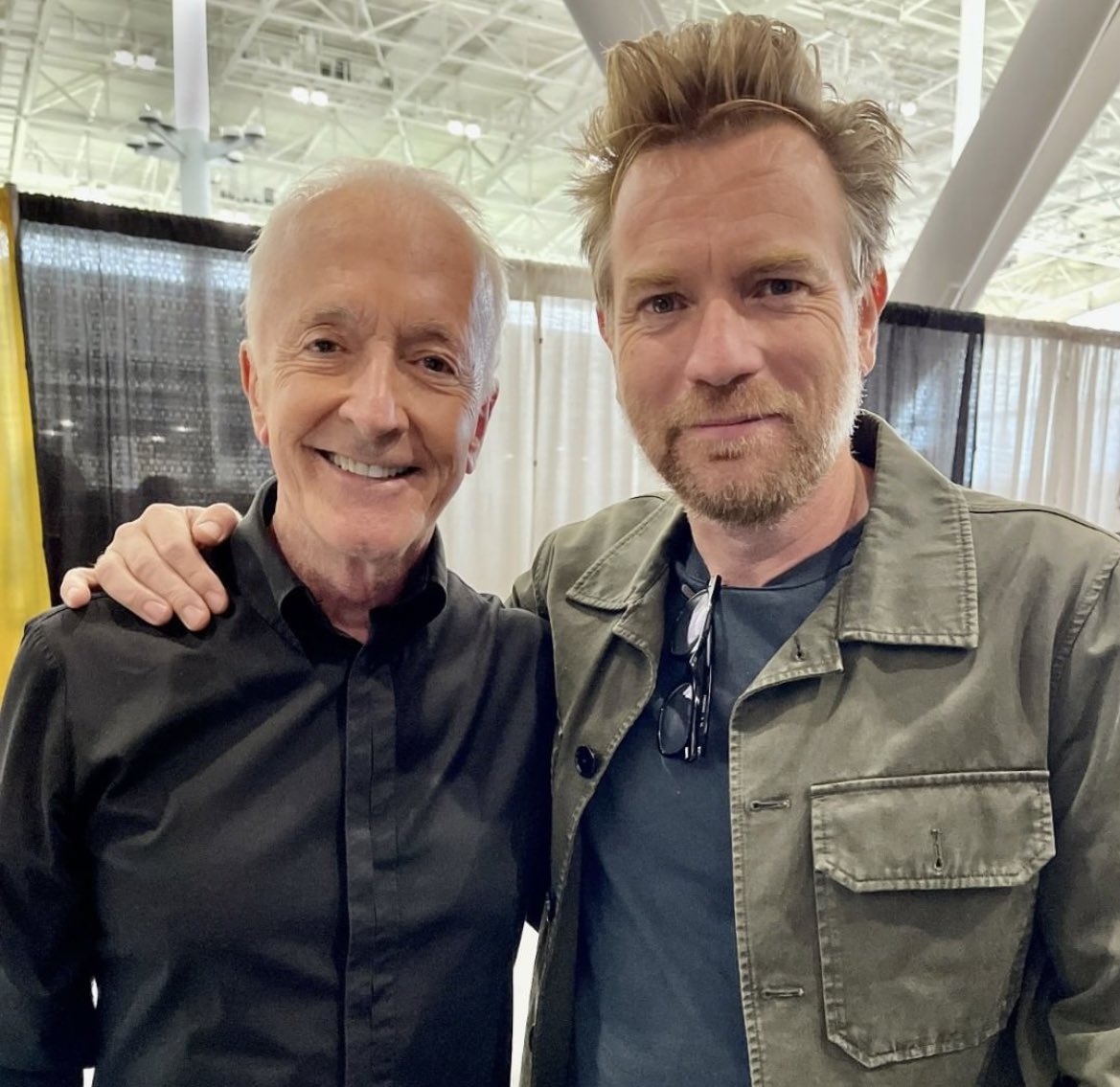 Ewan McGregor and Anthony Daniels

Obi-Wan and C-3PO reunited 🧡💛