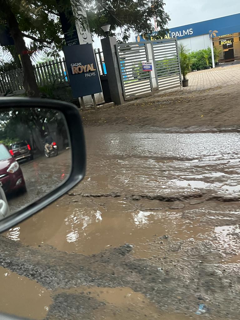 pulse_pune's tweet photo. Condition of the road between Marvel Sangria and Dorabjee Paradise row house society in Mohamadwadi. The road was dug up to lay water pipeline under 24*7 water scheme. PMC should repair the road #Mohamadwadi #dorabjeeparadise @PMCPune @DrKhemnar @PMCMCO @ChetanVTupe https://t.co/K3MwqpyJTT