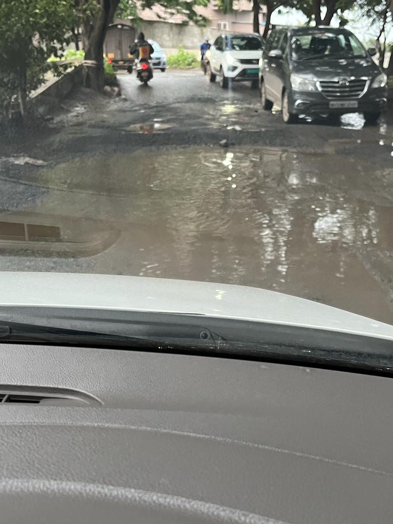 pulse_pune's tweet photo. Condition of the road between Marvel Sangria and Dorabjee Paradise row house society in Mohamadwadi. The road was dug up to lay water pipeline under 24*7 water scheme. PMC should repair the road #Mohamadwadi #dorabjeeparadise @PMCPune @DrKhemnar @PMCMCO @ChetanVTupe https://t.co/K3MwqpyJTT
