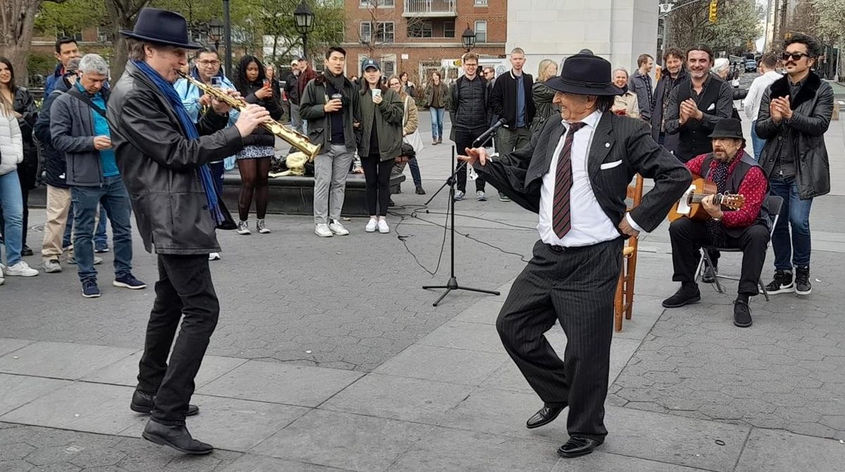 flamencofest's tweet photo. 🤩 He also took part in an unforgettable street performance in Washington Square Park with the great #TimRies
//
También participó en una inolvidable actuación callejera en #NYC con el gran saxofonista y aficionado al #flamenco Tim Ries https://t.co/XjA2lyV0sx