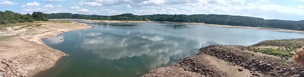 R_Hugon_43's tweet photo. Le barrage de Lavalette sur le cours du #Lignon du Velay, entre les communes de #Lapte et de #SaintJeures, en #HauteLoire. Il est le principal pourvoyeur en eau potable de l'agglomération #stéphanoise Capacité 40 millions de m3. Équipé d'une belle base de loisirs.
#Auvergne https://t.co/GOS7gYtssv