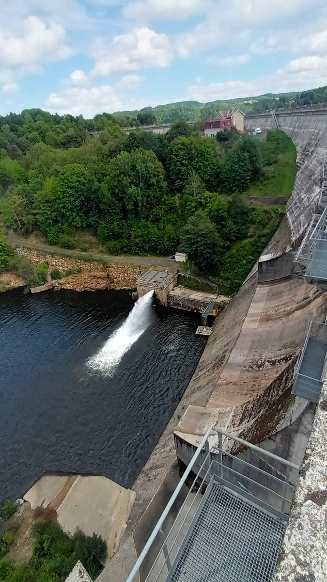 R_Hugon_43's tweet photo. Le barrage de Lavalette sur le cours du #Lignon du Velay, entre les communes de #Lapte et de #SaintJeures, en #HauteLoire. Il est le principal pourvoyeur en eau potable de l'agglomération #stéphanoise Capacité 40 millions de m3. Équipé d'une belle base de loisirs.
#Auvergne https://t.co/GOS7gYtssv