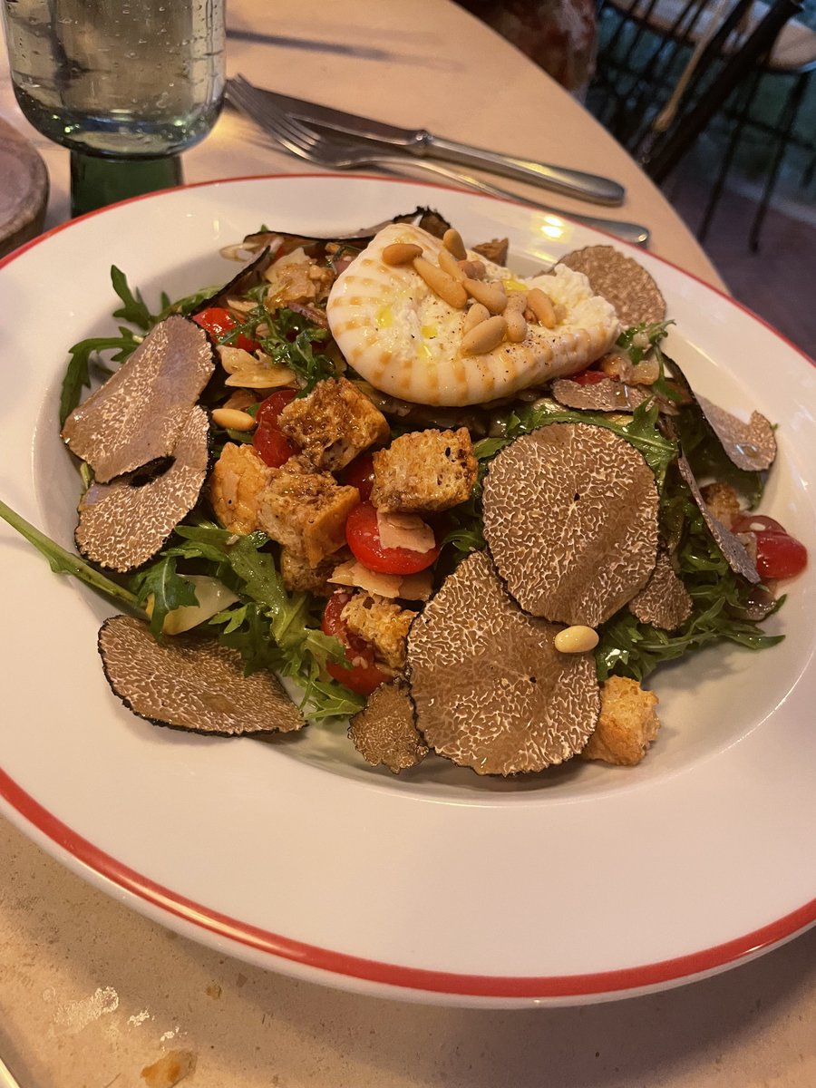 MedBrander's tweet photo. @MikeMuellerLate Empfehlung: Leckerer Salat als Entrée, ... da schmecken die schönen Crevetten und Coquilles St. Jacques besser, ... die Beilage ist Schwarzwurzel? Sonst schön gemacht !! Gruss an die ehrenwerte Mutter, weiter so !! https://t.co/9FE96hdU3C