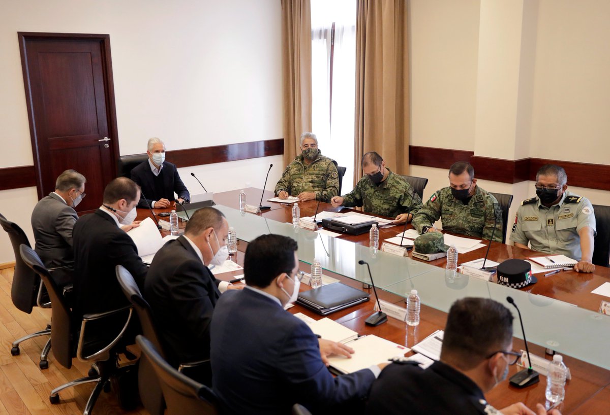 En reunión con el Grupo de Coordinación Territorial para la Construcción de la Paz, revisamos los reportes de seguridad y damos seguimiento a los operativos que llevamos a cabo en el #Edoméx.