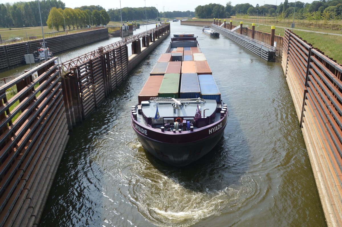 SanderWels's tweet photo. De Hyade, met de meeste containers voorin, vaart sluis Eefde binnen en stijgt daarin 8,50 m.
De Calando geladen met zout verlaat het Twentekanaal en de Nautictrans vaart aansluitend de sluis in en gaat na geschut te zijn naar Hengelo. De schippers varen door omdat het nog kan. https://t.co/VJulnBzo1N