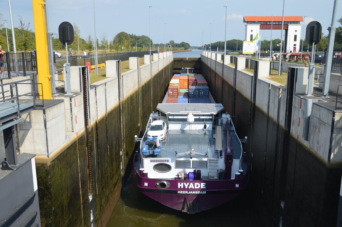 SanderWels's tweet photo. De Hyade, met de meeste containers voorin, vaart sluis Eefde binnen en stijgt daarin 8,50 m.
De Calando geladen met zout verlaat het Twentekanaal en de Nautictrans vaart aansluitend de sluis in en gaat na geschut te zijn naar Hengelo. De schippers varen door omdat het nog kan. https://t.co/VJulnBzo1N