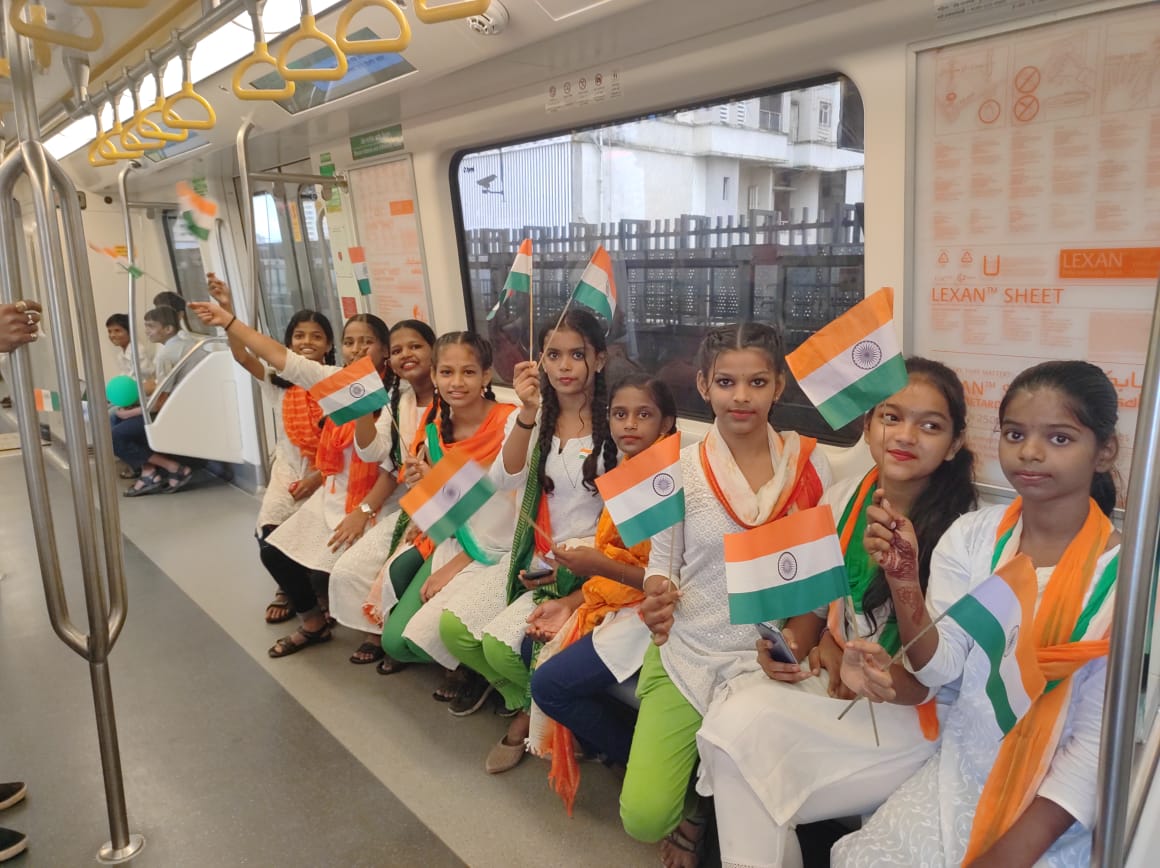 MMMOCL_Official's tweet photo. @MMMOCL_Official arranged a special ride in #AzadiExpress for underprivileged children of @MCGM_BMC school from #dahanukarwadi to #aarey & back, after it was virtually flagged off by @CMOMaharashtra @mieknathshinde Smile says it all! #MumbaiInMinutes https://t.co/QKkUll9MO1