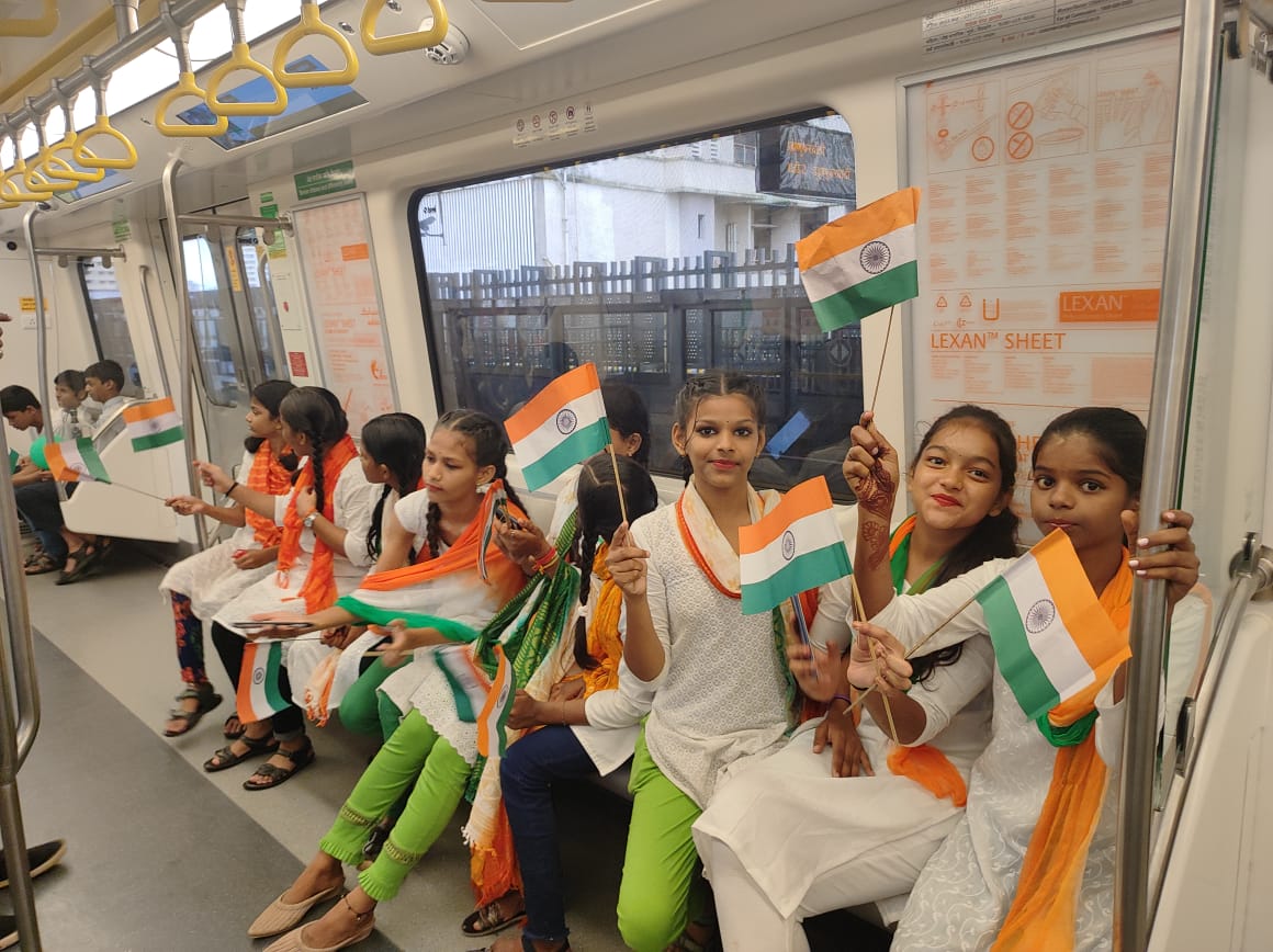 MMMOCL_Official's tweet photo. @MMMOCL_Official arranged a special ride in #AzadiExpress for underprivileged children of @MCGM_BMC school from #dahanukarwadi to #aarey & back, after it was virtually flagged off by @CMOMaharashtra @mieknathshinde Smile says it all! #MumbaiInMinutes https://t.co/QKkUll9MO1