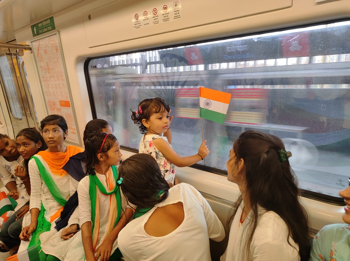 MMMOCL_Official's tweet photo. @MMMOCL_Official arranged a special ride in #AzadiExpress for underprivileged children of @MCGM_BMC school from #dahanukarwadi to #aarey & back, after it was virtually flagged off by @CMOMaharashtra @mieknathshinde Smile says it all! #MumbaiInMinutes https://t.co/QKkUll9MO1