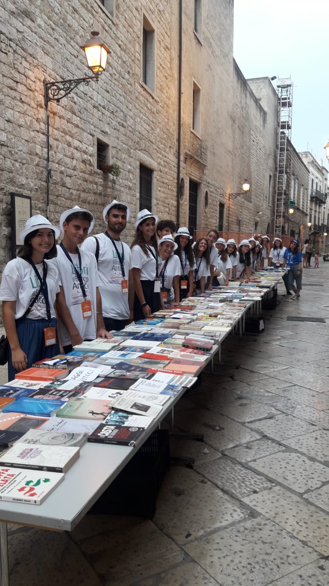 librinelborgo's tweet photo. 🤩Torna lo Scambialibro

🎯DOVE davanti al Teatro Garibaldi
🕒QUANDO dal 26 al 28 agosto
📚COME porta i tuoi vecchi libri e scambiali

👉ti aspettiamo

#librinelborgoantico 
#thebookexperience 
#scambialibro #scambialibri https://t.co/rNBFaCacu3