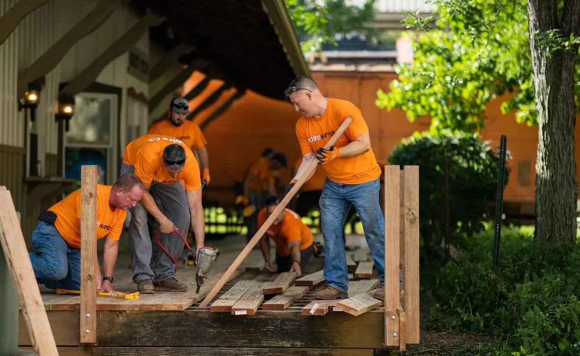 spire_energy's tweet photo. Spire volunteers used their #DayForGood turning the deck of the @MuseumTransport Barrett Station building into a learning space. Lessons will teach kids about the connection between transportation & the environment, making the museum even more engaging for future generations! 🧡 https://t.co/cBeQHrkmTc