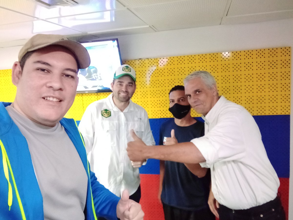 criptopionero's tweet photo. 📻Hoy estuvimos entrevistando a el equipo de @goldglobalcorp quien nos ofreció detalles de sus servicios dirigidos a los #emprendedores y nos comentarón los diversos proyectos criptos a futuro 🇻🇪⚡⚡ #LaAcademia https://t.co/F9nJMQQnmT