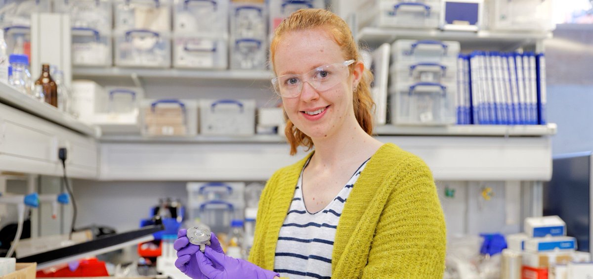 ChemCambridge's tweet photo. PhD student @AJ_Merryweather has been featured in the @FaradayInst 500 for her work in the @GreyGroupCam &amp; Cavendish on battery degradation using interferometric scattering microscopy. https://t.co/DVOlRS8k8q https://t.co/NTX8mfmuEj