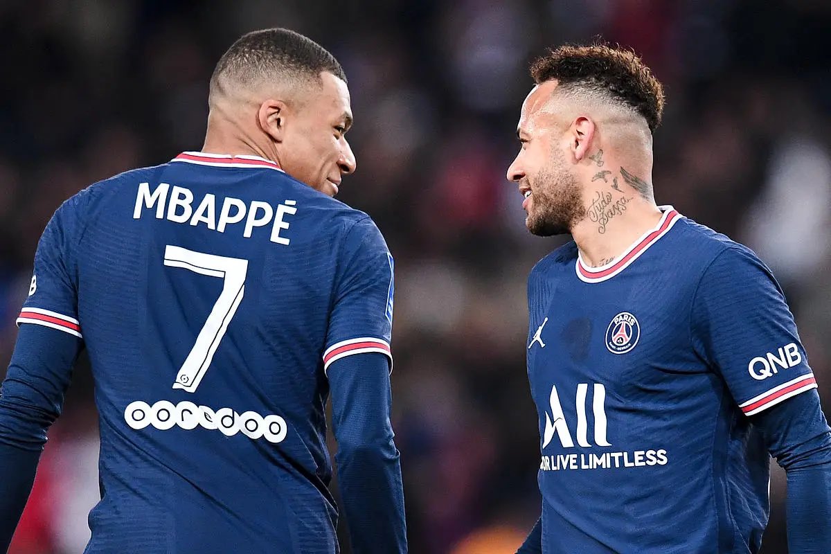 lnstantFoot's tweet photo. 🚨 Luis Campos a parlé à Neymar et Kylian Mbappé suite au « penaltygate ». 🗣

Le portugais leur a indiqué que leur comportement ne devait pas nuire au rendement de l’équipe et que le linge sale devait se laver en famille. L’incident serait clos. 🇫🇷🤝🇧🇷

(🗞 @le_Parisien_PSG) https://t.co/8kNL43cPNw