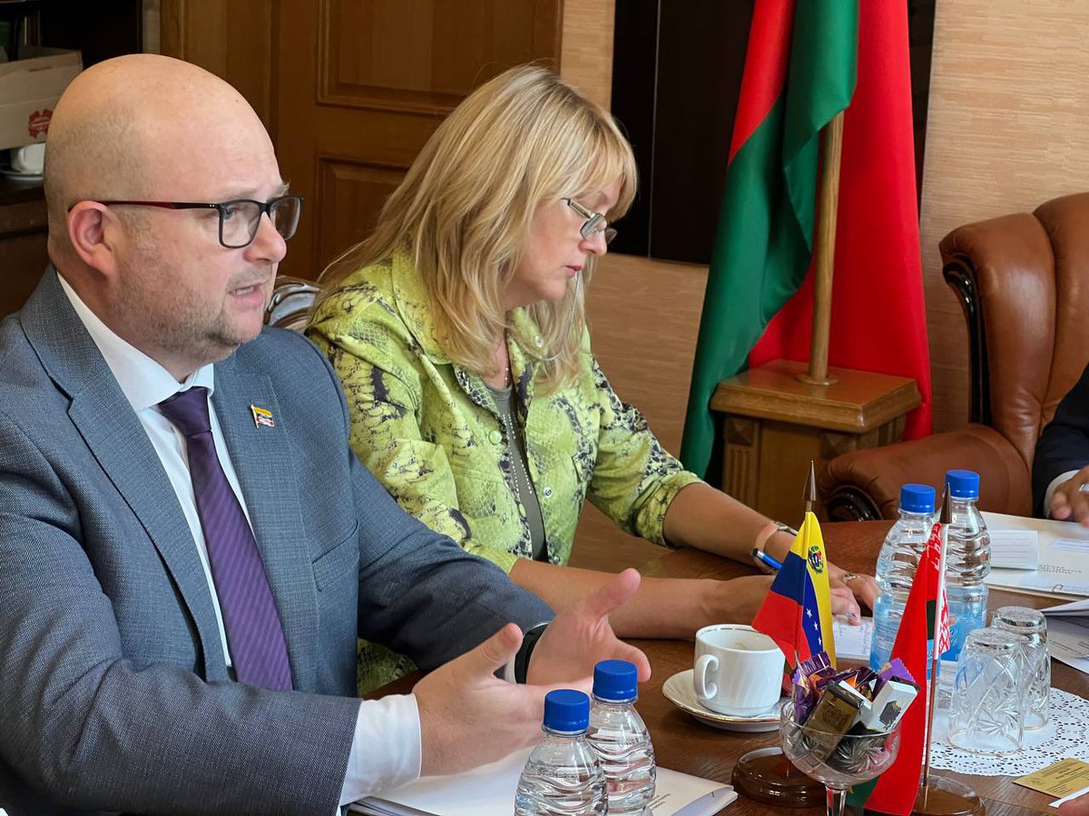 EmbaVenBelarus's tweet photo. #15Ago Ministro de Agricultura y Alimentación 🇧🇾 Igor Briló recibe al Embajador 🇻🇪 @frankmirez quienes revisaron las estrategias de cooperación para incrementar el intercambio comercial mutuamente beneficioso del sector agroindustrial y alimentario. 
#PensarComoPaís https://t.co/vhB1dsOYts
