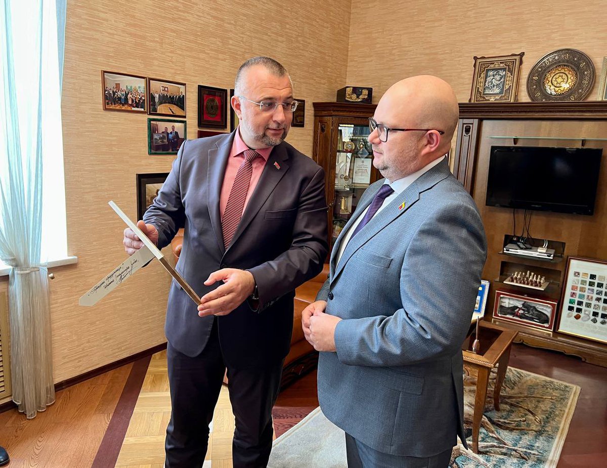 EmbaVenBelarus's tweet photo. #15Ago Ministro de Agricultura y Alimentación 🇧🇾 Igor Briló recibe al Embajador 🇻🇪 @frankmirez quienes revisaron las estrategias de cooperación para incrementar el intercambio comercial mutuamente beneficioso del sector agroindustrial y alimentario. 
#PensarComoPaís https://t.co/vhB1dsOYts