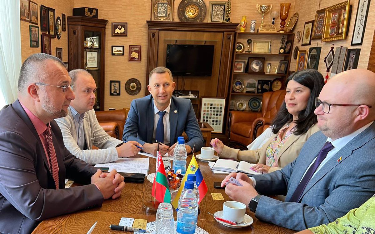 EmbaVenBelarus's tweet photo. #15Ago Ministro de Agricultura y Alimentación 🇧🇾 Igor Briló recibe al Embajador 🇻🇪 @frankmirez quienes revisaron las estrategias de cooperación para incrementar el intercambio comercial mutuamente beneficioso del sector agroindustrial y alimentario. 
#PensarComoPaís https://t.co/vhB1dsOYts