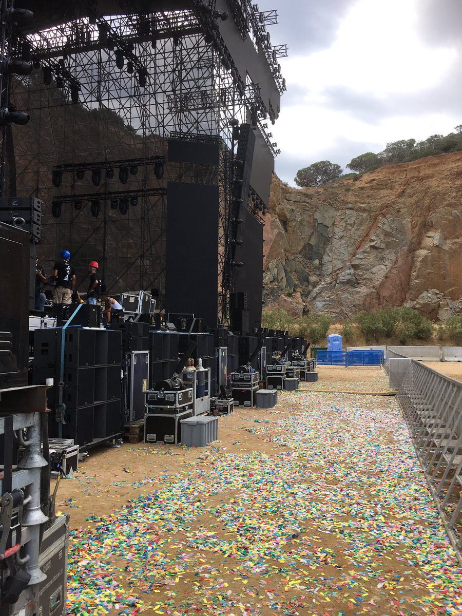 LBouillane's tweet photo. # Sardaigne : #ARABAX Festival de musique … et pas que sur un site magnifique et naturel #RocceRosse de cette belle petite ville d’#ARBATAX : je vous laisse juger de l’impact sur le milieu naturel ! https://t.co/gqmtHS9TEc